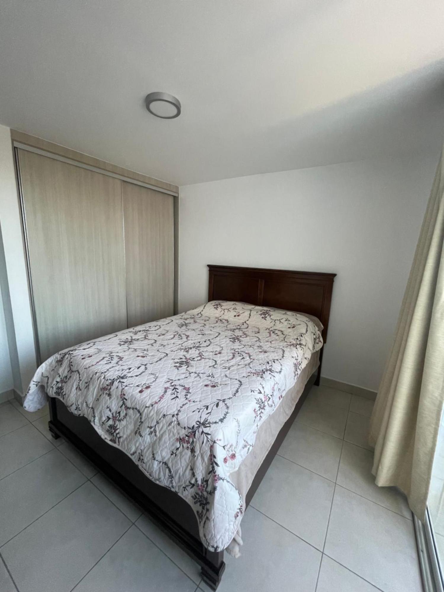 Hab Compartida Con Bano Privado En Un Piso 24 Con Todo Lo Necesario